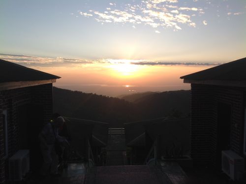 Bago山頂夕陽下的景色