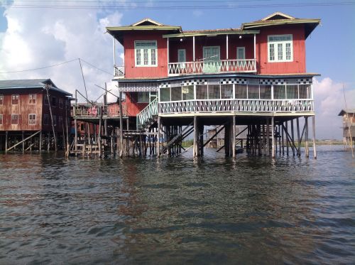 在水上用木塔的高腳屋 ( 1 )