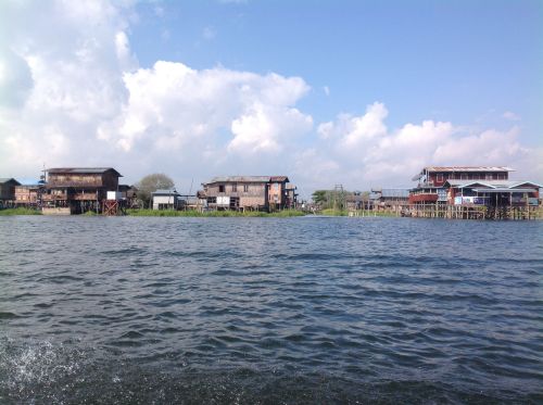 在水上用木塔的高腳屋 ( 2 )