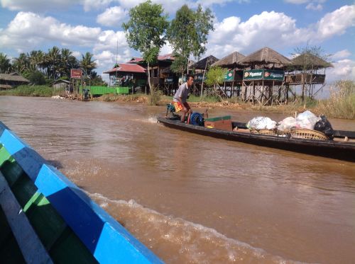 在水上用木塔的高腳屋 ( 3 )
