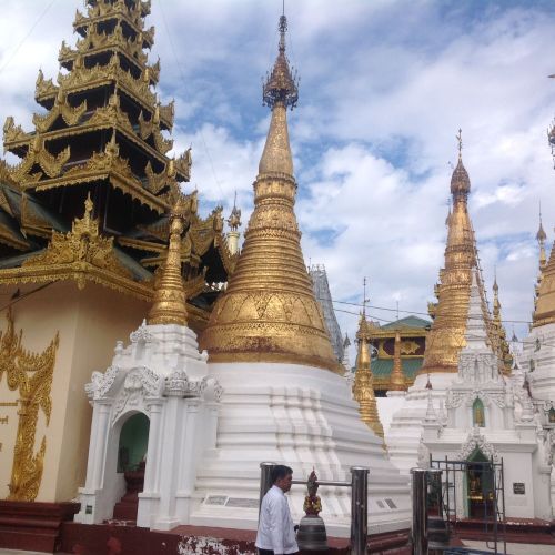 大金塔 (The Shwedagon Pagoda)